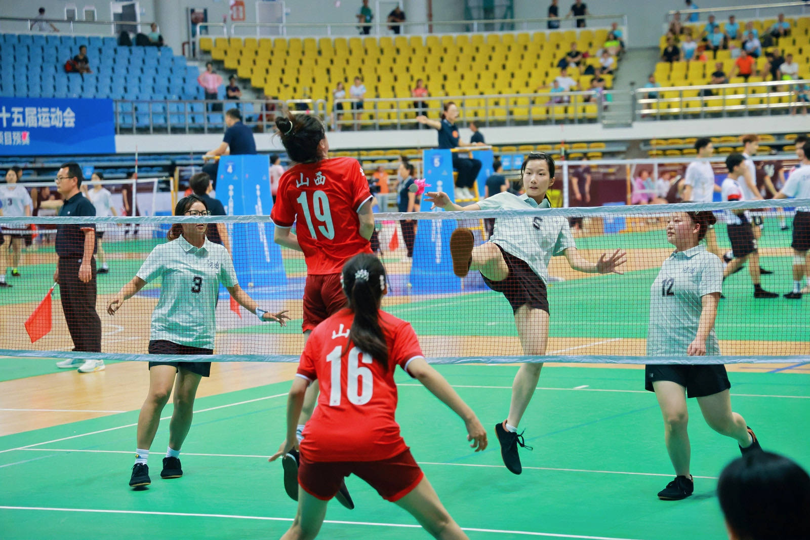 关于排球热身赛掀起高潮,南城旋风队强势横扫陇右麒麟队,老将里程碑之夜——豪门底蕴再次显现的信息 关于排球热身赛掀起高潮,南城旋风队强势横扫陇右麒麟队,老将里程碑之夜——豪门底蕴再次显现的信息