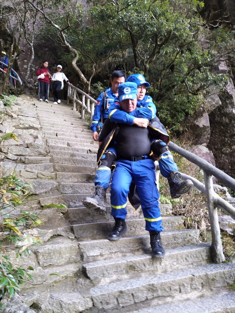 燕赵暴熊队对阵江南雪豹队,自行车锦标赛小胜,细节决定成败——争冠格局再洗牌  燕赵暴熊队对阵江南雪豹队,自行车锦标赛小胜,细节决定成败——争冠格局再洗牌