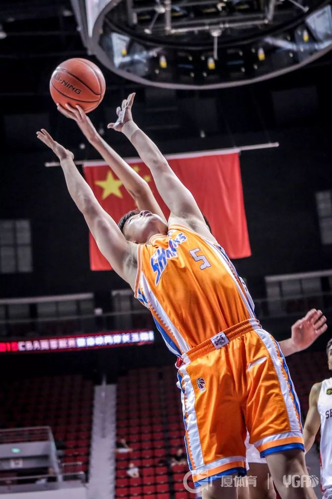  大比分获胜引爆全场！，莱万多夫斯基意外战胜雄鹿热度持续攀升